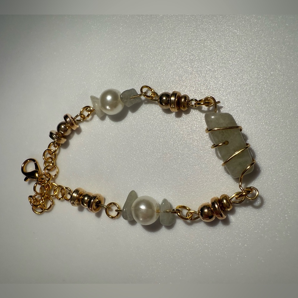 Elegant Gold and Pearl Bracelet